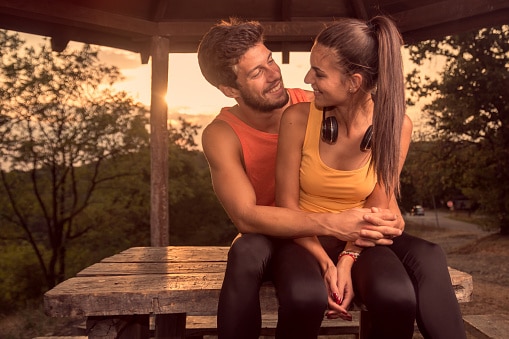  12 Signs That She’s Into You